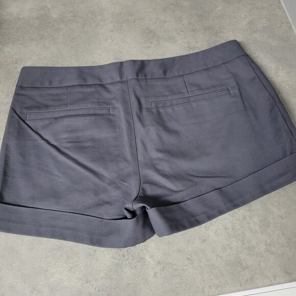 NWOT Aritzia Talula Grey Twill 6 Button Cuffed Shorts Size 6 - Picture 5 of 8